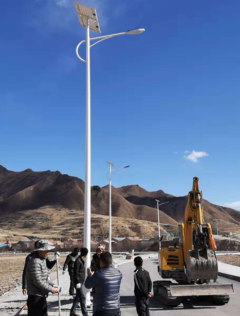 甘南碌曲10米两当太阳能路灯项目