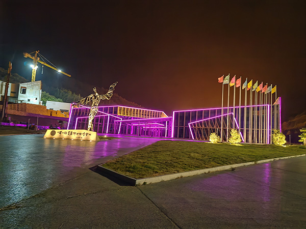 城市亮化是现代城市建设的重要组成部分，它不仅可以美化城市的夜景，还能提升城市的整体形象。随着科技的不断进步，城市亮化也得到了更多的关注和创新。本文将介绍一些关于城市亮化的创意和技术，帮助读者了解两当城市亮化的重要性以及如何进行两当城市亮化的规划和实施。